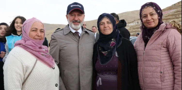 “KOCASİNAN’DA MAVİYLE YEŞİLİ BULUŞTURUYOR, GELECEĞE NEFES OLUYORUZ”