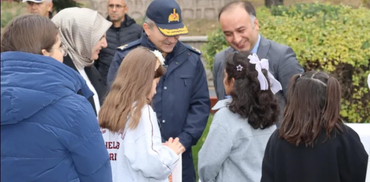 ÇOCUK EVLERİ SİTESİNDE KALAN ÇOCUKLARDAN JANDARMA’YA ANLAMLI ZİYARET