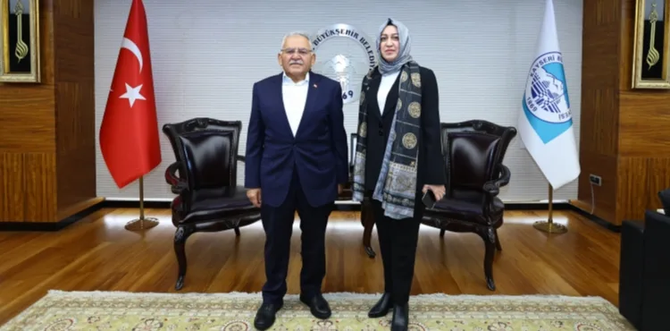 BAŞKAN BÜYÜKKILIÇ, KAYSERİ’NİN İLK KADIN İLÇE BAŞKANI KAHRAMAN VE YÖNETİMİNİ AĞIRLADI