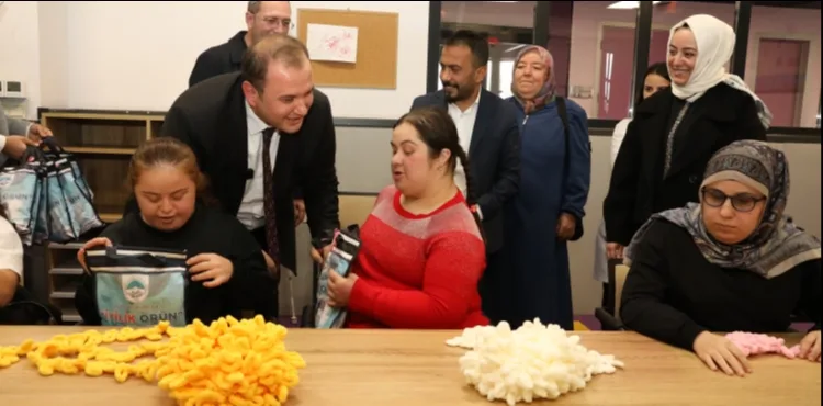BÜYÜKŞEHİR’DEN GÖNÜLLERE DOKUNAN PROJE: “SEVGİ ÖRÜYORUZ” ETKİNLİĞİ