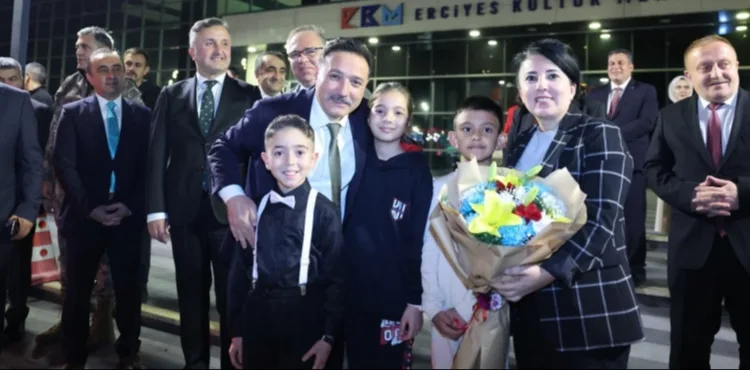 “Zamana Yenilmeyen Şarkılar” Gecesinde Öğretmenlere Anlamlı Kutlama