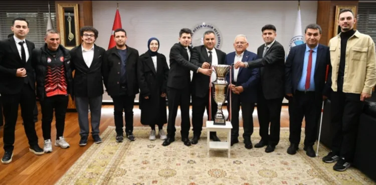 BAŞKAN BÜYÜKKILIÇ’A SESİ GÖRENLER 1. LİGİ’NDE KAZANILAN ŞAMPİYONLUK KUPASI TAKDİM EDİLDİ