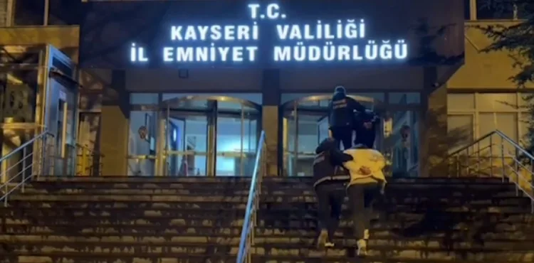 Kayseri’de Uluslararası Uyuşturucu Kuryelerine Operasyon: 554 Gram Uyuşturucu Ele Geçirildi