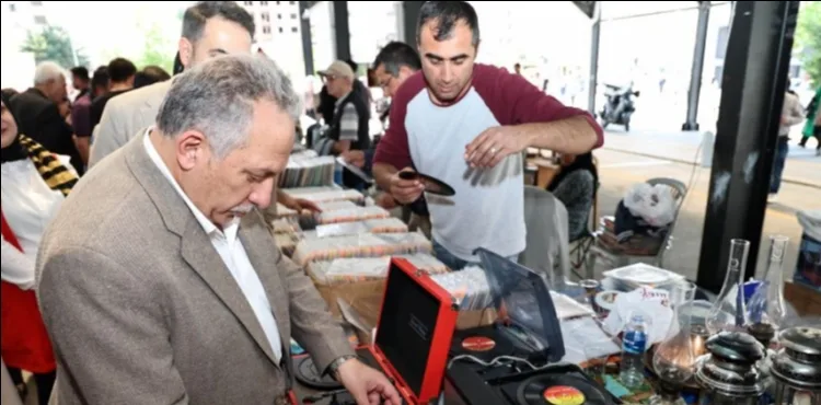 ANTİKACILAR, KENDİ YERİNDE KENDİ GÜNÜNDE