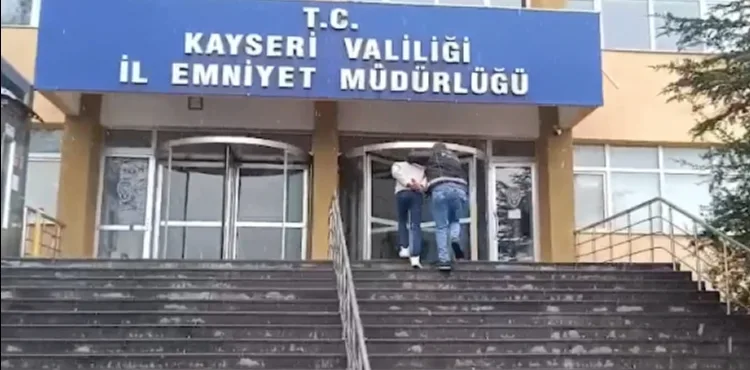 Kayseri’de Narkotik Operasyonu: Uyuşturucu Ticareti Suçundan Aranan 2 Şahıs Yakalandı