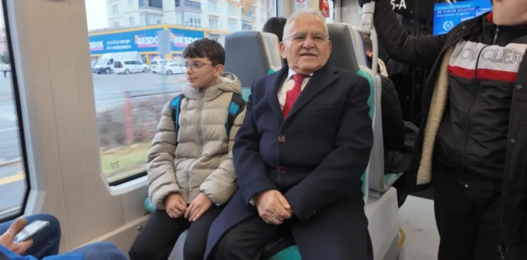 BAŞKAN BÜYÜKKILIÇ’TAN, KAYSERİLİLER İLE SAMİMİ SOHBET EŞLİĞİNDE TRAMVAY YOLCULUĞU
