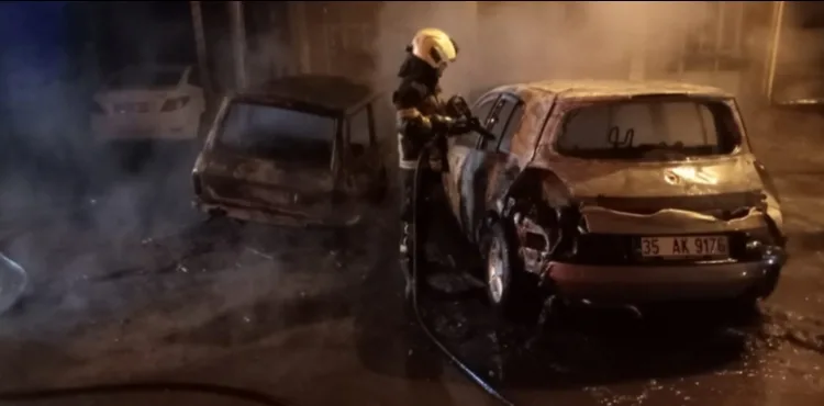 Oto tamircisinde çıkan yangında, 3 araç kullanılamaz hale geldi