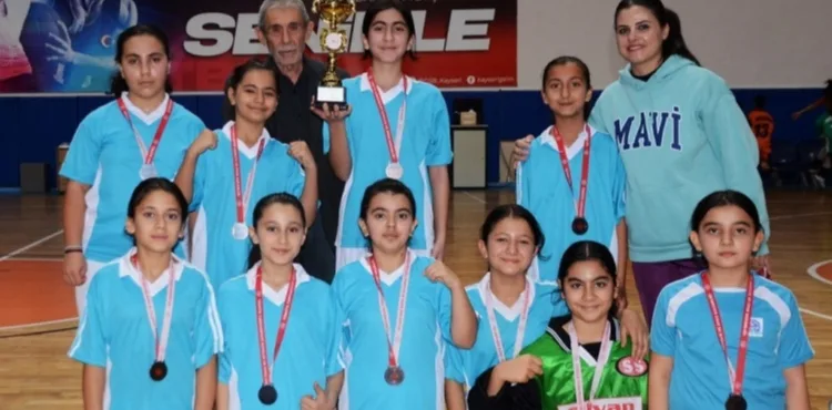 Okul sporları küçükler hentbol müsabakaları tamamlandı