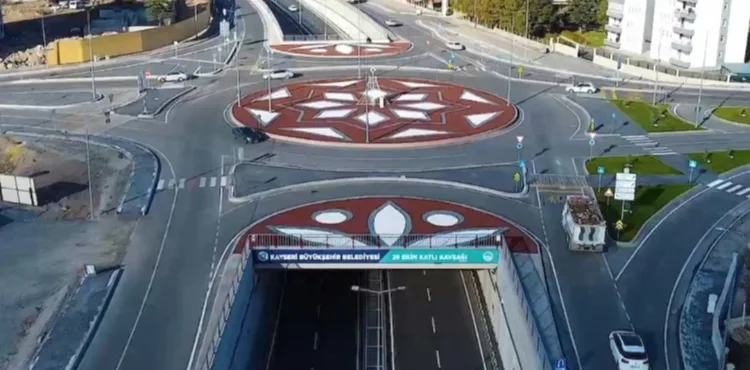 KAYSERİ BÜYÜKŞEHİR, KAVŞAK PEYZAJI İLE KENTİN VİTRİNİNE RENK VE ESTETİK KATIYOR