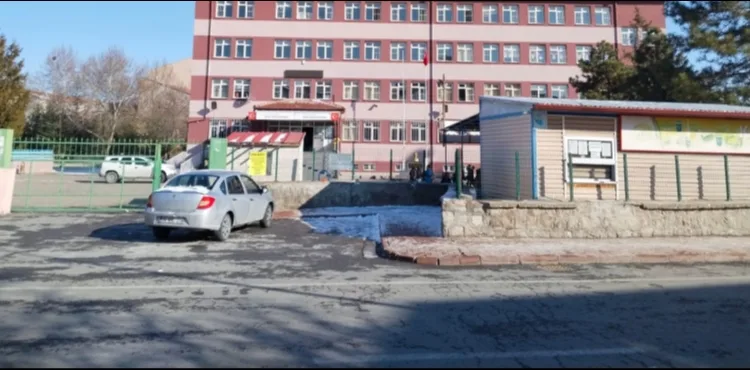 Kayseri’de 7 öğrenci zehirlenme şüphesiyle hastaneye kaldırıldı