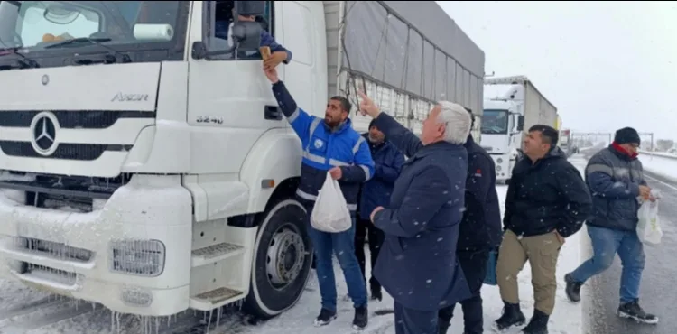 Pınarbaşı ilçesinde yolda kalanlara ikram