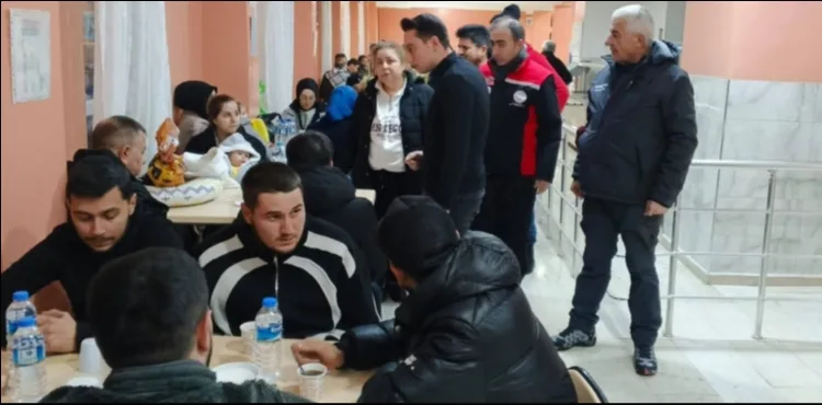 Sarız'da kar nedeniyle yolda kalanlar yurtlarda misafir edildi