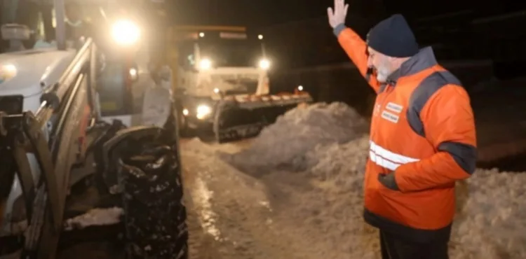 KOCASİNAN’DA KAR MESAİSİ ARALIKSIZ SÜRÜYOR