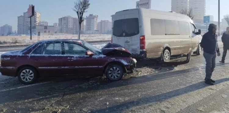 Kayseri'de 14 araçlık zincirleme kaza