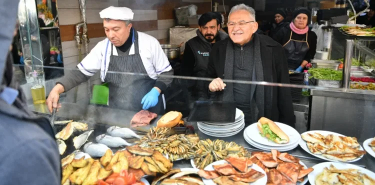 BAŞKAN BÜYÜKKILIÇ’TAN SİVAS CADDESİ’NDE ESNAF VE VATANDAŞLARLA ‘TATLI’ BULUŞMA