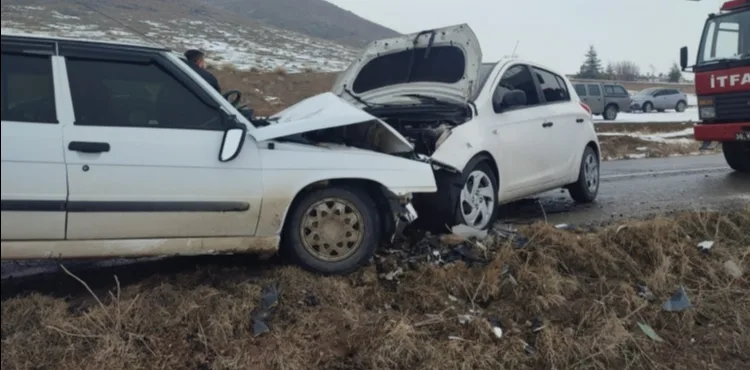 Öğretmenlerin içinde bulunduğu iki otomobil çarpıştı: 5 yaralı