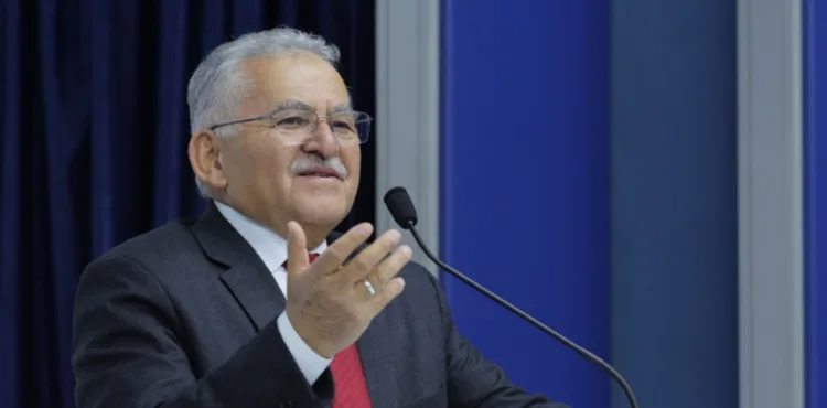 GENÇ DOSTU BÜYÜKKILIÇ, 582 GENCİN KATILDIĞI ŞİİR OKUMA YARIŞMASINDA ÖDÜLLERİ TAKDİM ETTİ