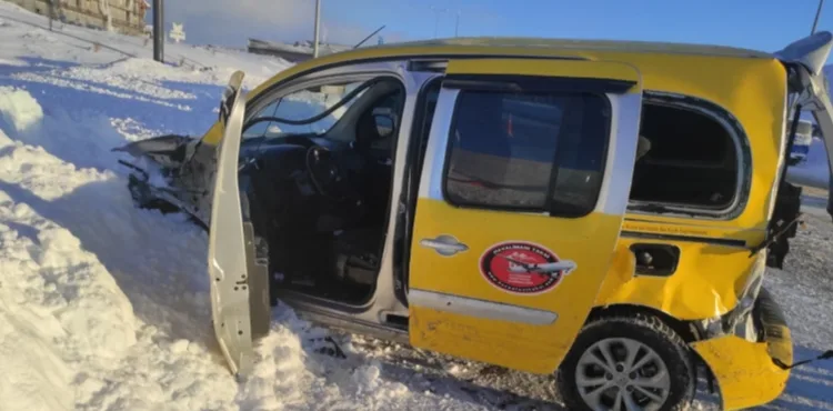 Kayseri’de minibüs ile ticari taksi çarpıştı: 1’i ağır 16 yaralı