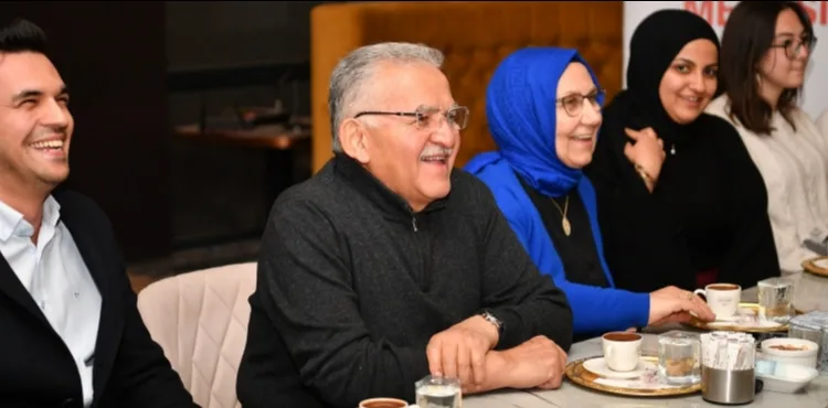 BAŞKAN BÜYÜKKILIÇ’TAN GENÇLERLE ÇAY, KAHVE EŞLİĞİNDE SAMİMİ SOHBET