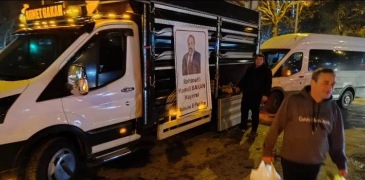 Vefat eden babasının hayrına 30 ton mandalina ile çorba dağıttı