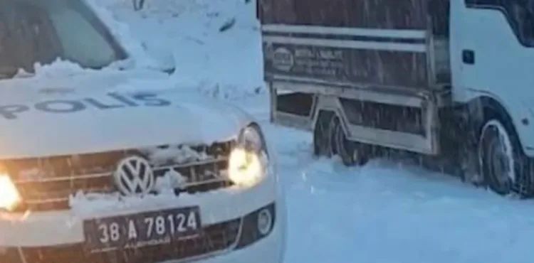 Kayseri polisi kar ve tipide mahsur kalan 3 kişiyi kurtardı