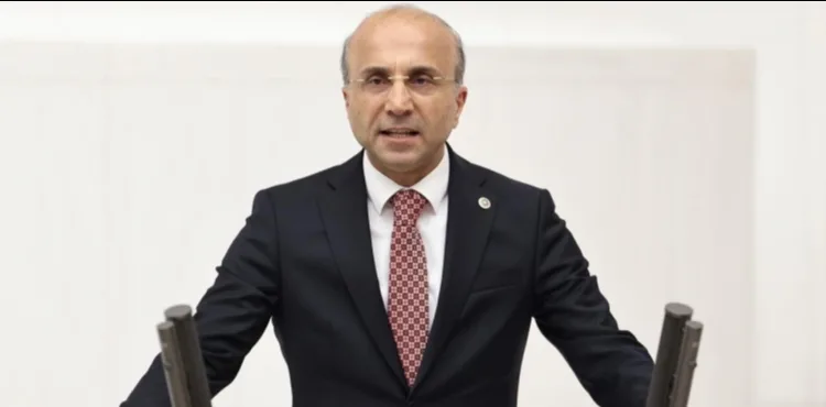 CHP’li Aşkın Genç: Kentin gerçek sorunları yerinde duruyor, tabelalar değişiyor