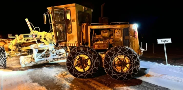 BÜYÜKŞEHİR, GECE YARISINDAN SABAHA KADAR 72 MAHALLE YOLUNU DAHA ULAŞIMA AÇTI