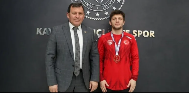 Güreşte 3'üncü olan sporcudan İl Müdürü Kabakcı'ya ziyaret