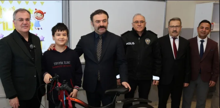 BAŞKAN ÖZDOĞAN, ÖĞRENCİLERİN KARNE HEYECANINA ORTAK OLDU