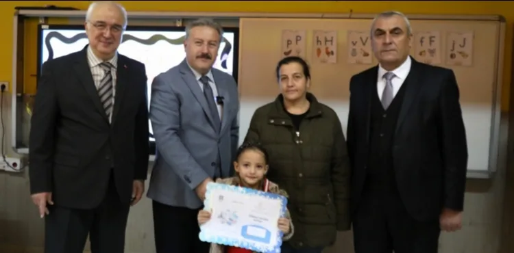 BAŞKAN PALANCIOĞLU, YARIYIL TATİLİNE ÇIKAN ÖĞRENCİLERİN KARNELERİNİ VERDİ