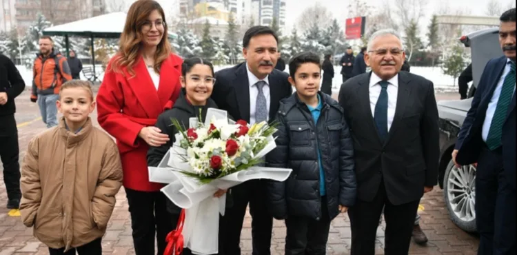 VALİ ÇİÇEK VE BAŞKAN BÜYÜKKILIÇ, ÖĞRENCİLERİN KARNE HEYECANINA ORTAK OLDU