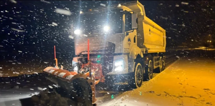 BÜYÜKŞEHİR, KIRSAL KESİMLERDE ETKİLİ OLAN KAR YAĞIŞINDA 47 MAHALLE YOLUNU ULAŞIMA AÇTI