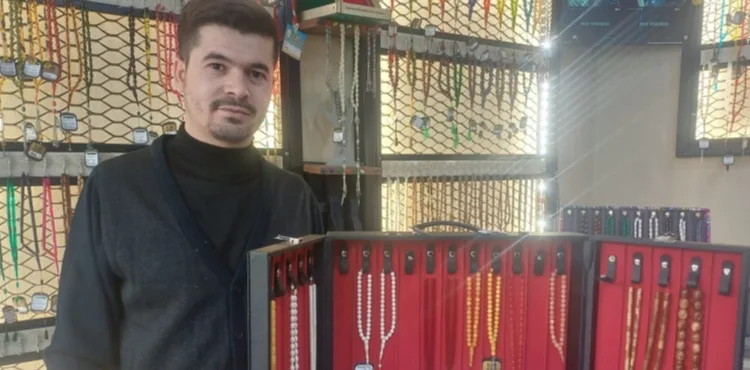 Heykelden dönüştürülen tespih, 35 bin liraya alıcısını bekliyor