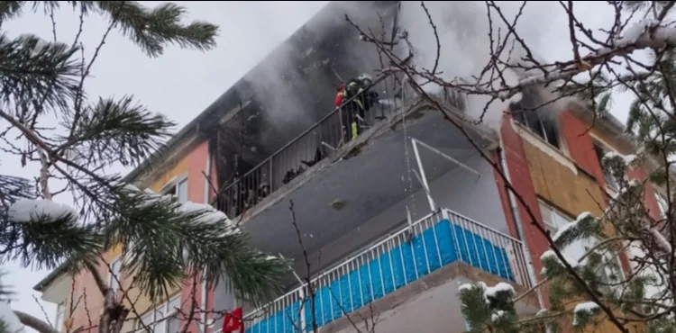 Kayseri’de 3 katlı binada yangın