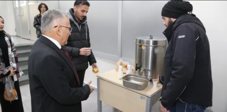 Kültepe’de bulunan 4 bin yıllık tabletlerin replikalarını çivi yazısıyla kile işliyor