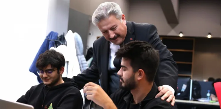 YARIYIL TATİLİNDE GENÇLERİN VAZGEÇİLMEZİ AKIL KÜPÜ KÜTÜPHANELERİ DOLUP TAŞIYOR