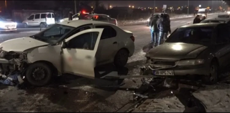 İki otomobilin çarpıştığı kaza hasara yol açtı