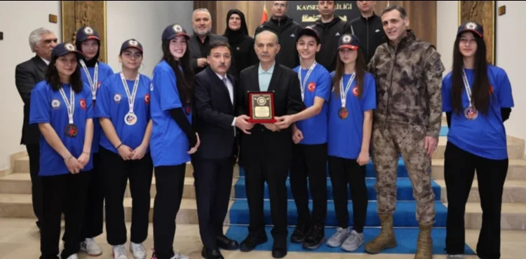Vali Gökmen Çiçek, başarılı tekvandocuları makamında ağırladı