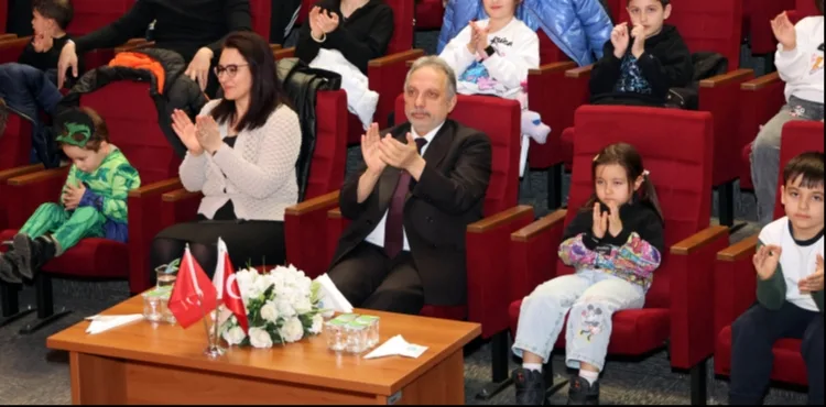 ÇOCUKLAR BAŞKAN AMCA'NIN KARNE HEDİYESİ İLE EĞLENDİLER