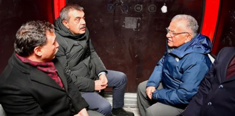 BAŞKAN BÜYÜKKILIÇ, BAKAN TEKİN’İ ERCİYES’TE AĞIRLADI, GECE KAYAĞI YAPAN KAYAKSEVERLERLE BULUŞTU