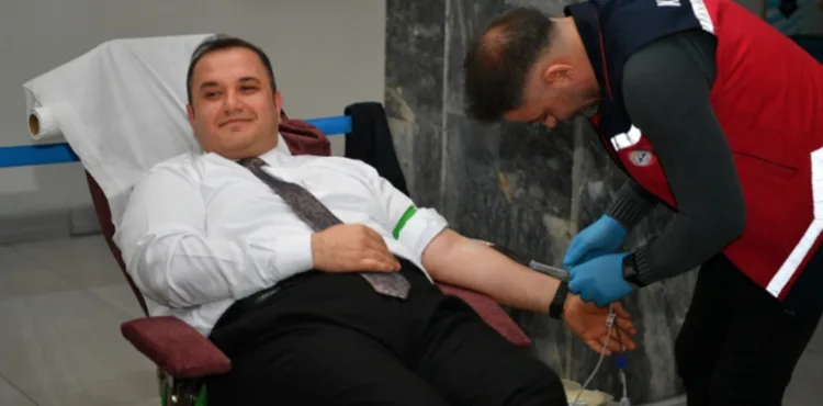 BÜYÜKŞEHİR VE ERÜ İŞ BİRLİĞİNDE DÜZENLENEN KAN BAĞIŞI KAMPANYASINA BELEDİYE PERSONELİNDEN DESTEK