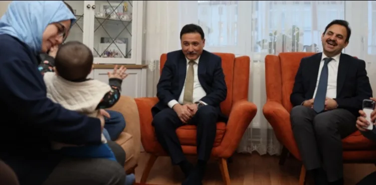 Vali Çiçek, vatandaşın çay davetiyle evine misafir oldu
