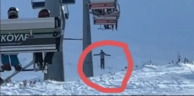 Erciyes’te telesiyejden düşen snowboardını almak için atladı; o anlar kamerada