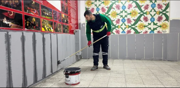 BÜYÜKŞEHİR’DEN EĞİTİM YUVASINDA BOYA ÇALIŞMASI: TEMİZ SINIFLAR MUTLU ÖĞRENCİLER