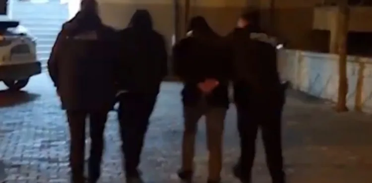Otomobil lastiğini kesip, işyeri camını kıran 2 şüpheli yakalandı