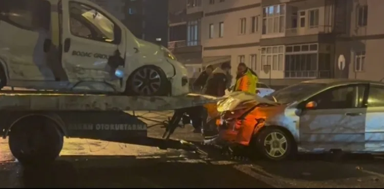 Kayseri'de hafif ticari araç ile otomobil çarpıştı: 4 yaralı