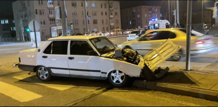 İki otomobilin çarpıştığı kaza hasara neden oldu