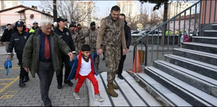 Emniyet Müdürü Aydın, şehit polis Birol’un oğlunu öğrenim gördüğü okula bıraktı