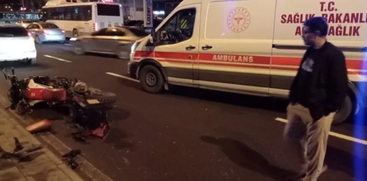 Motosiklet yayaya çarptı: 2 yaralı