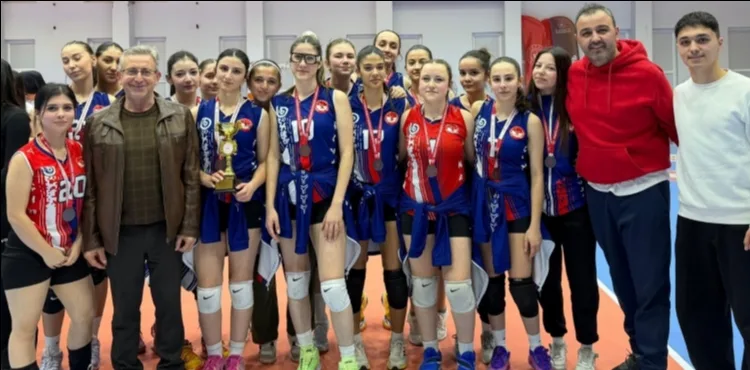 Genç Kızlar Voleybol Süper Ligi’nde dereceye giren takımlara kupaları verildi